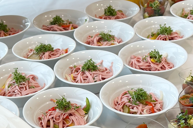 wurstsalat garniert in schüsserl für catering-service horizont im wifi linz